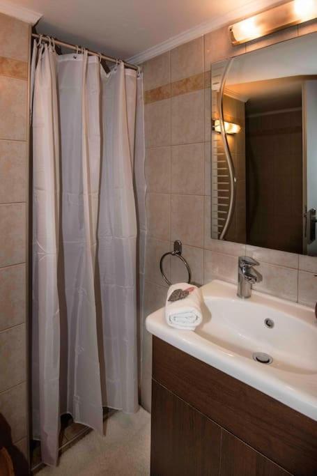 Lovely,Central, Spacious 2-Bedrooms Apartment Pireu Exterior foto